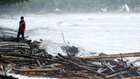 Proses evakuasi korban pun masih terus dilakukan oleh petugas gabungan dan warga.