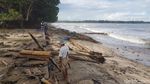 Puing Berserakan, Begini Kondisi Pantai Carita Pagi Ini