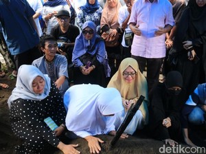 Tangis Istri Pecah saat Jenazah Bani Seventeen Dimakamkan