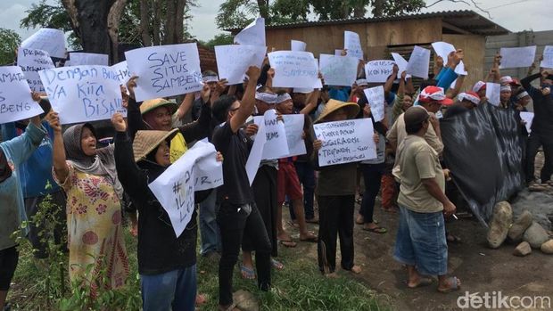 Warga Demo Perluasan TPA yang Dianggap Rusak  Situs Majapahit