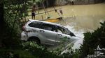 Mobil yang Terseret Tsunami Dievakuasi