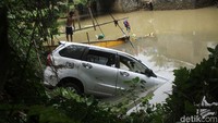 Mobil itu dievakuasi dengan cara ditarik menggunakan tambang.