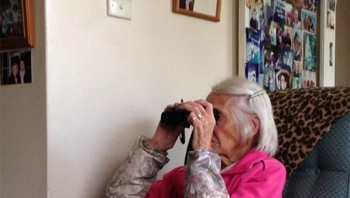 Begini caranya si nenek menonton TV. Foto: jplow21 via Bored Panda