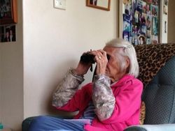 Lucunya Para Orang Tua Gunakan Teknologi