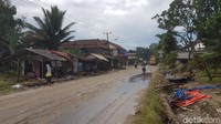 Lalu lintas di Pantai Carita masih sepi. Hanya kendaraan petugas dan tim evakuasi yang berseliweran di jalan ini. (Bahtiar/detikcom)