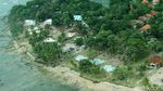 Melihat dari Udara Rumah yang Porak-poranda Disapu Tsunami