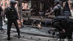 Polisi Bersenjata dan Anjing Pelacak Sisir Katedral