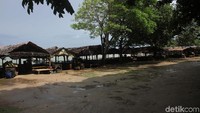Beberapa saung masih tetap dibuka.
