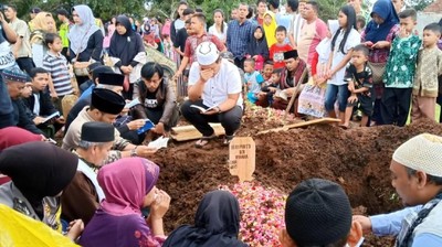 Momen Haru, Polisi Beri Pelukan Hangat Anak Korban Tsunami 