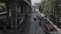 Hingga saat ini kondisi jalan tersebut masih lengang.