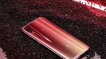 Jangan bersedih, Xiaomi menanggalkan port jack audio 3,5 mm dari ponsel ini. Selain itu tidak ada slot microSD. Foto: Sohu