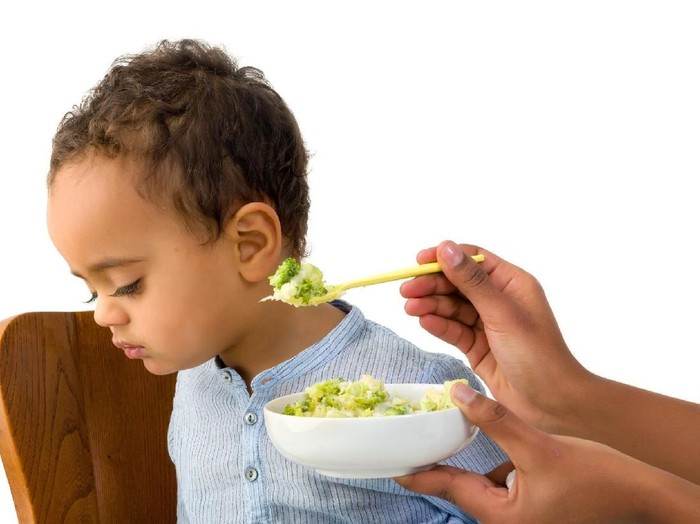 Ilustrasi anak nggak mau makan sayur. Foto: Dok. iStock Ilustrasi anak nggak mau makan sayur. Foto: Dok. iStock