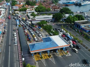 Jumlah Penumpang dan Kendaraan di Pelabuhan Ketapang Melonjak