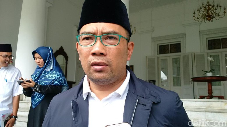 Pose 1 Jari Kang Emil, Kemendagri: Hari Libur Kepala Daerah Bebas Kampanye Pose 1 Jari Kang Emil, Kemendagri: Hari Libur Kepala Daerah Bebas Kampanye