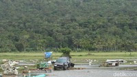 Mobil-mobil itu pun menjadi saksi bisu mencekamnya tsunami yang terjadi di pantai Anyer, Banten.