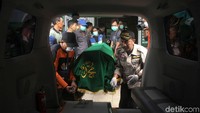 Ambulan hilir mudik bergantian menjemput jenazah korban tsunami anyer.