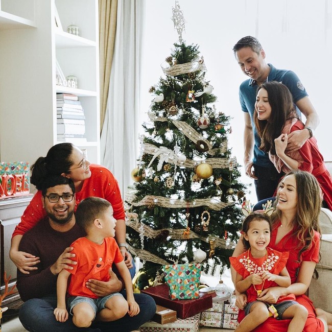 Artis Cathy Sharon menggelar perayaan Natal bersama kedua anaknya dan adiknya Julie Estelle. Tampak mereka berpose di dekat pohon Natal yang dihiasi pita putih dan bola lampu emas serta bagian atasnya ditaruh hiasan bintang berwarna putih. Foto: Dok. Instagram Cathy Sharon