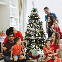 Artis Cathy Sharon menggelar perayaan Natal bersama kedua anaknya dan adiknya Julie Estelle. Tampak mereka berpose di dekat pohon Natal yang dihiasi pita putih dan bola lampu emas serta bagian atasnya ditaruh hiasan bintang berwarna putih. Foto: Dok. Instagram Cathy Sharon