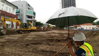 Proses perbaikan jalan yang hampir selesai itu pun terlihat dari truk-truk pengangkut sirtu yang sudah tak terlihat. Tinggal sejumlah alat berat seperti grader yang sedang meratakan tanah urukan.