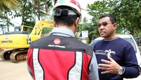 Berbagai Kementerian/Lembaga juga sudah turun langsung membantu. Ketua Tim TCC Kemenpar, Guntur Sakti (baju hitam) pun terus memberikan layanan terkait sektor pariwisata (dok TCC Kemenpar)