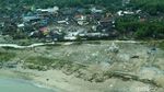 Melihat dari Udara Rumah yang Porak-poranda Disapu Tsunami