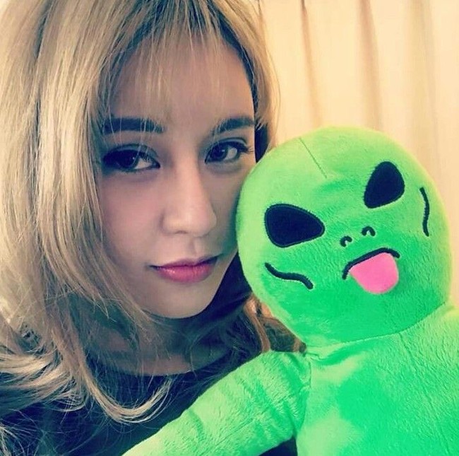 Wanita yang telah putus dari pria yang mengkritiknya itu akhirnya tersadar bahwa obsesinya berlebihan dan hubungannya penuh racun. Berry pun menyesal telah mengubah penampilannya terlalu jauh. Foto: Dok. Instagram