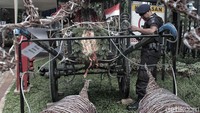 Polisi juga melakukan pemeriksaan dengan metal detektor seluruh ornamen dan perlengkapan yang ada di Gereja Katedral tersebut.