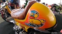 Mohammad Sholeh atau yang akrab dipanggil Edo mengatakan motor yang ia beli seharga Rp 5 Juta tersebut, banyak dilakukan perombakan total. Namun ia mengaku tidak mengubah mesin aslinya. Foto: Deny Prastyo Utomo/detikOto