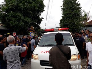 Jenazah Road Manajer Seventeen Tiba di Rumah Duka