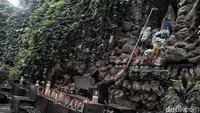 Malam ini ada tiga misa di Gereja Katedral. Misa pertama rencananya dimulai pukul 17.00 WIB, dilanjutkan misa kedua pukul 20.00 WIB, dan misa ketiga pukul 22.00 WIB. 