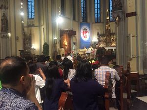 Jemaat Misa Natal di Katedral Doakan Korban Tsunami Selat Sunda