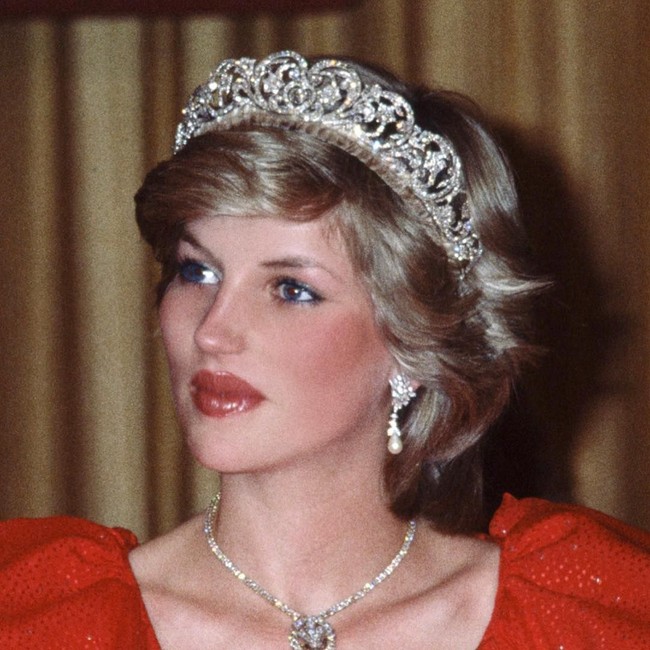 Putri Diana hingga kini masih jadi panutan para wanita. Punya kecantikan klasik tanpa bantuan dokter, Mat pun berimaginasi bagaimana jika ia menjadi seleb dan selebgram di zaman ini. Tentu saja ibu Pangeran Harry ini lebih cantik dengan tampilan aslinya. Foto: Dok. Instagram Mat Maitland