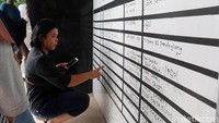 Sebuah papan besar berisi data para korban tsunami pun diletakkan di depan rumah sakit.