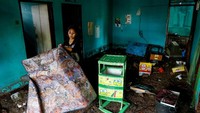 Sejumlah barang-barang rumah tangga diboyong warga untuk digunakan di pengungsian.