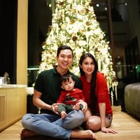 Inilah keindahan pohon Natal di rumah artis Sandra Dewi. Sandra yang pertamakalinya merayakan Natal setelah memiliki seorang putra, menghias rumahnya dengan pohon Natal yang di kala siang berwarna putih dan di saat malam dihiasi lampu nan cantik. Foto: Dok. Instagram Sandra Dewi