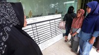 Keluarga korban tsunami Anyer nampak memenuhi RSUD Tarakan, Jakarta, Senin (24/12/2018).