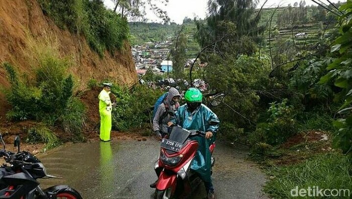 Ada Titik Rawan Longsor Pengendara Ke Dieng Diimbau Ekstra Ada Titik Rawan Longsor Pengendara Ke Dieng Diimbau Ekstra