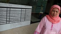 Kedatangan mereka untuk mencari kabar anggota keluarga yang menjadi korban tsunami Anyer.