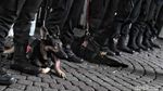 Polisi Bersenjata dan Anjing Pelacak Sisir Katedral