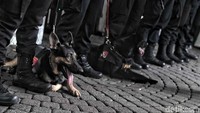 Polisi saat melakukan apel sebelum melakukan sterilisasi gereja.