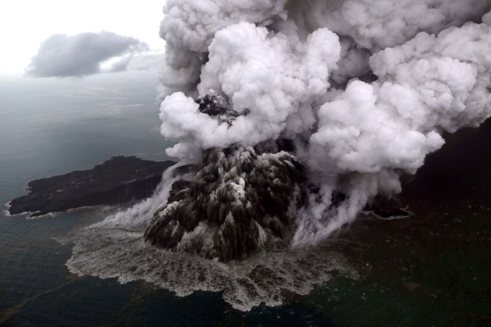 Aktivitas Gunung Anak Krakatau terus dipantau oleh petugas BMKG dan PVMBG pascatsunami di Selat Sunda. Seperti apa kondisi Gunung Anak Krakatau terkini?