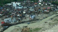 Sejumlah bangunan di kawasan Sumur, Pandeglang porak-poranda seperti terlihat dalam gambar. 