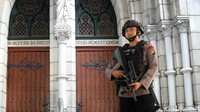 Petugas disiagakan guna mensterilkan gereja untuk digunakan ibadah.