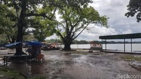 Salah satu lokasi wisata Pantai Carita, yang diterjang Tsunami Sabtu (24/12). Kondisi pagi ini sepi dan tidak ada aktivitas. (Bahtiar-detik)