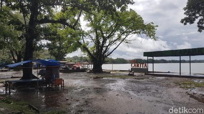 Puing Berserakan, Begini Kondisi Pantai Carita Pagi Ini