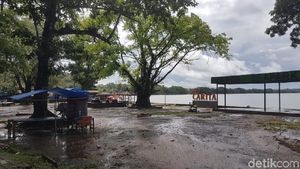 Puing Berserakan, Begini Kondisi Pantai Carita Pagi Ini