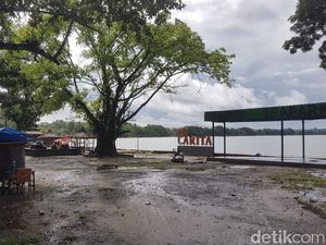Puing Berserakan, Begini Kondisi Pantai Carita Pagi Ini