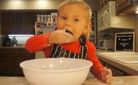 Intip Aksi Gemas Bocah 2 Tahun Bikin 'Gingerbread Man'