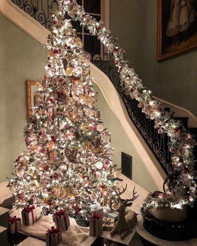 Sudut rumah sosialita Nicky Hilton tampak begitu indah saat malam tiba dengan dekorasi Natal bertema putih. Pohon Natal besar yang tingginya menjulang tampak menyatu dengan dekorasi di area tangga rumah. Foto: Dok. Instagram