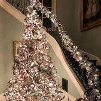 Sudut rumah sosialita Nicky Hilton tampak begitu indah saat malam tiba dengan dekorasi Natal bertema putih. Pohon Natal besar yang tingginya menjulang tampak menyatu dengan dekorasi di area tangga rumah. Foto: Dok. Instagram